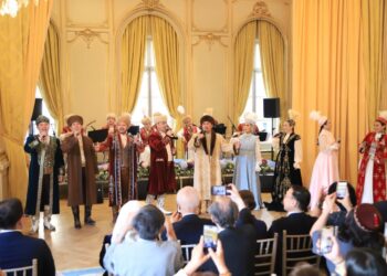 ПАРИЖ КӨРЕРМЕНДЕРІНЕ СЫР ӨНЕРПАЗДАРЫНЫҢ КОНЦЕРТІ ҰСЫНЫЛДЫ