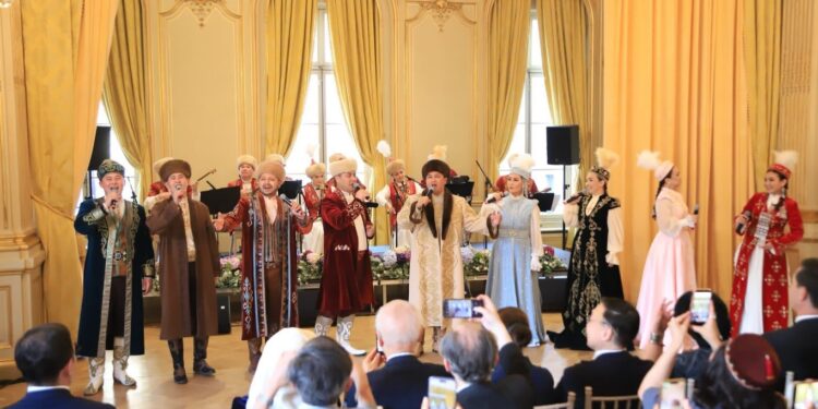 ПАРИЖ КӨРЕРМЕНДЕРІНЕ СЫР ӨНЕРПАЗДАРЫНЫҢ КОНЦЕРТІ ҰСЫНЫЛДЫ