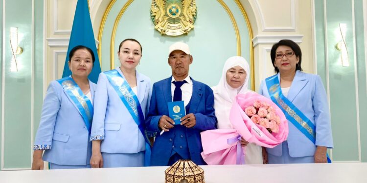 Махаббатқа жас кедергі емес: Қазалы ауданында ерекше неке қиылды